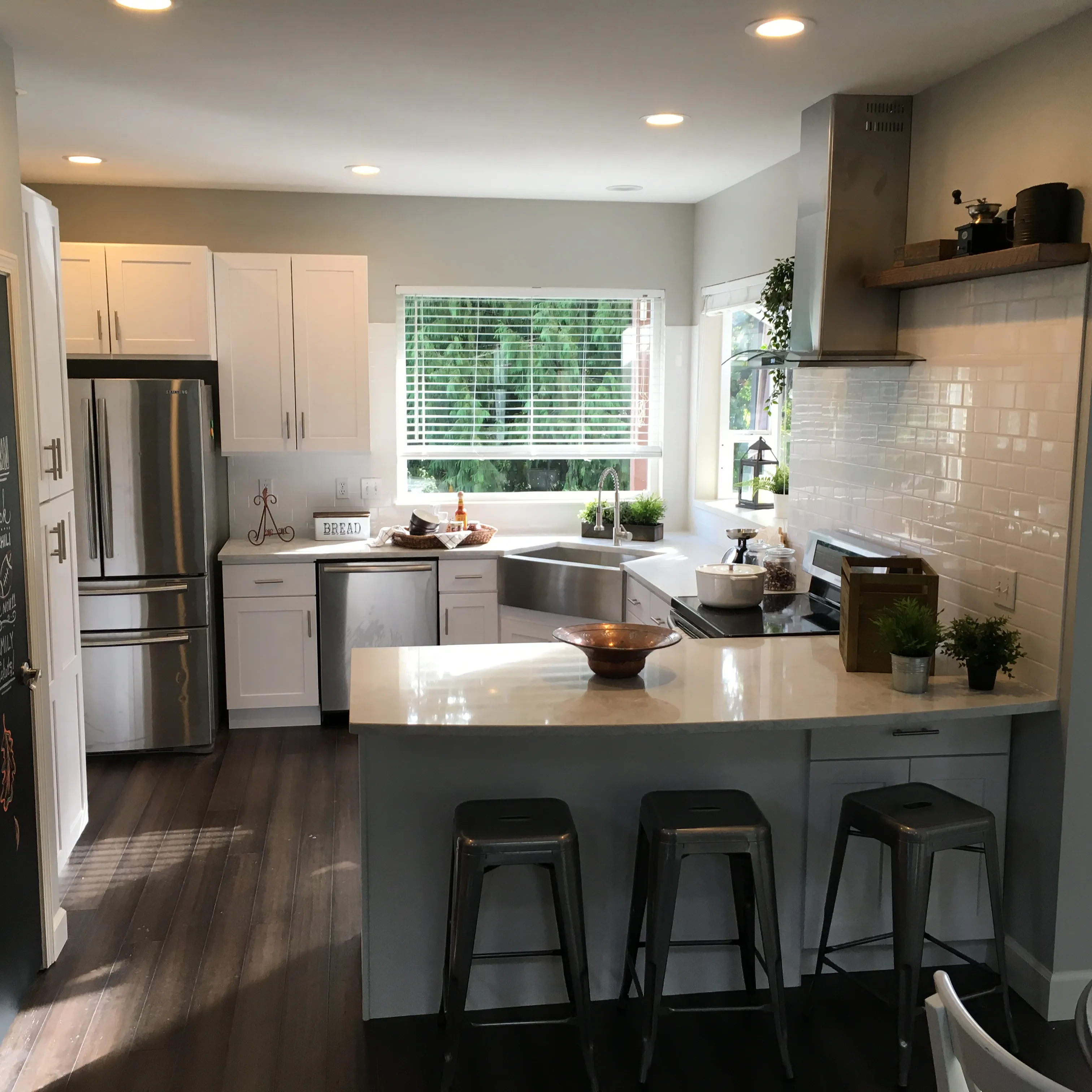 Cascade Cabinets showroom kitchen display